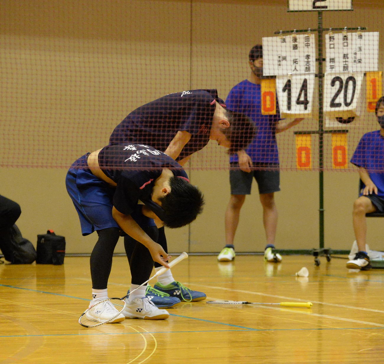 0－2で負け肩を落とす浪岡・後藤（左）、田中（右）ペア（撮影・濱本神威）