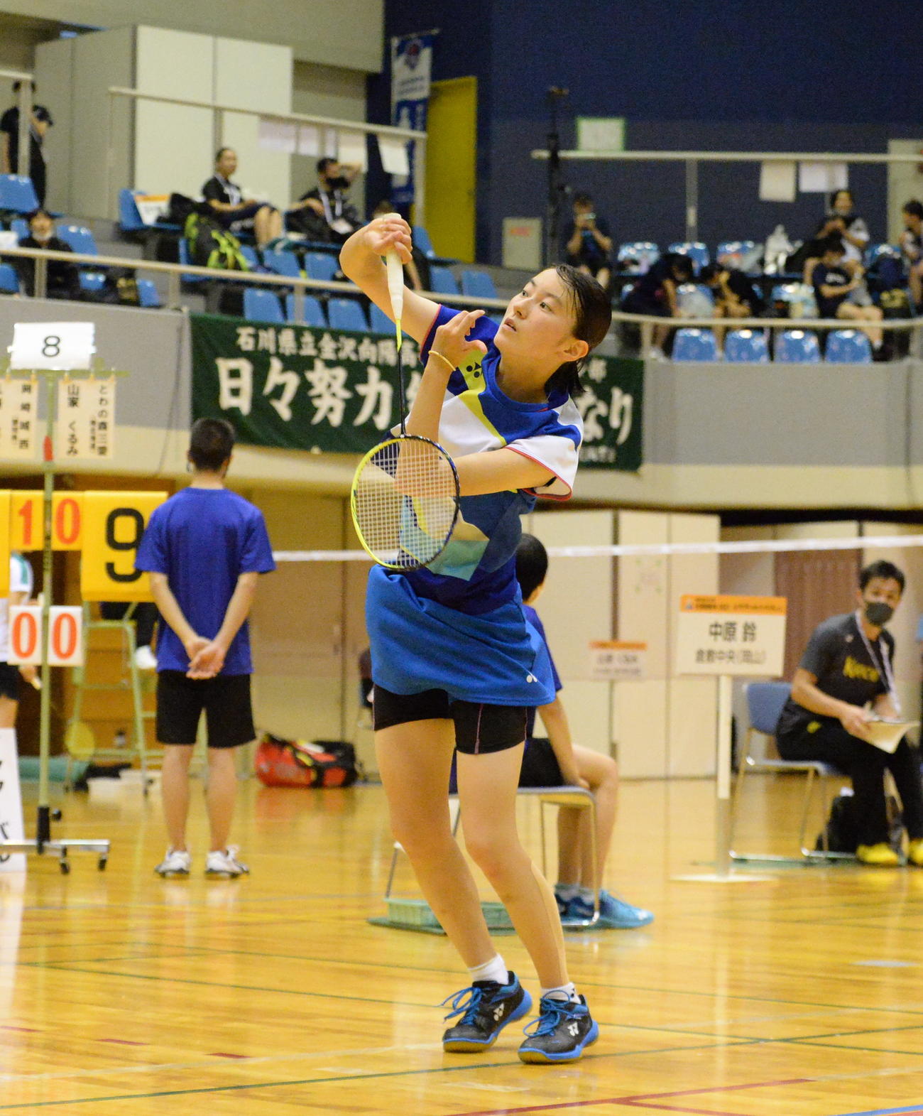 スマッシュを打つふたば未来学園・須藤（撮影・濱本神威）