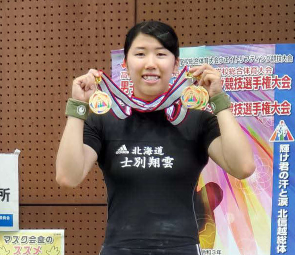優勝しメダルを掲げる瀬川（中川監督提供）