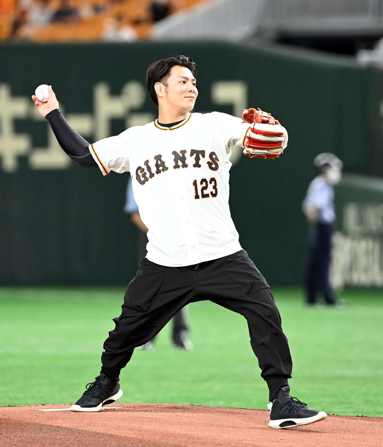 巨人対中日　始球式に登場した阿部一二三（撮影・たえ見朱実）