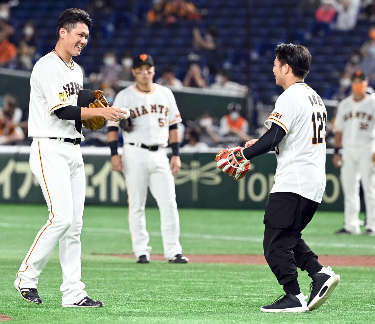 巨人対中日　始球式に登場した阿部一二三にボールを渡す巨人坂本（撮影・たえ見朱実）