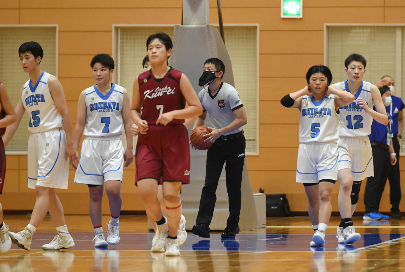 目標の全国ベスト4に届かず悔しい表情を見せる柴田学園の選手たち（撮影・相沢孔志）