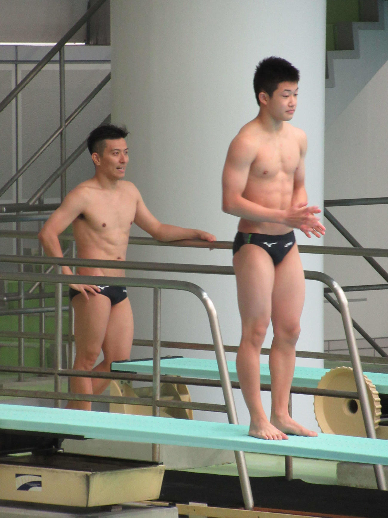 「水泳の日2021」でデモンストレーションを行った飛び込みの玉井陸斗（右）と寺内健（撮影・益田一弘）