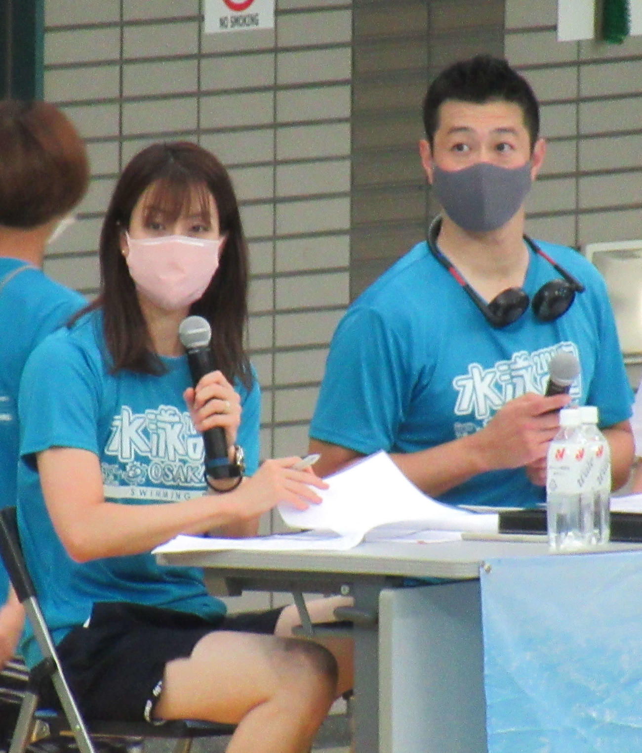 泳力検定参加者に声援を送る寺川綾（左）と宮下純一