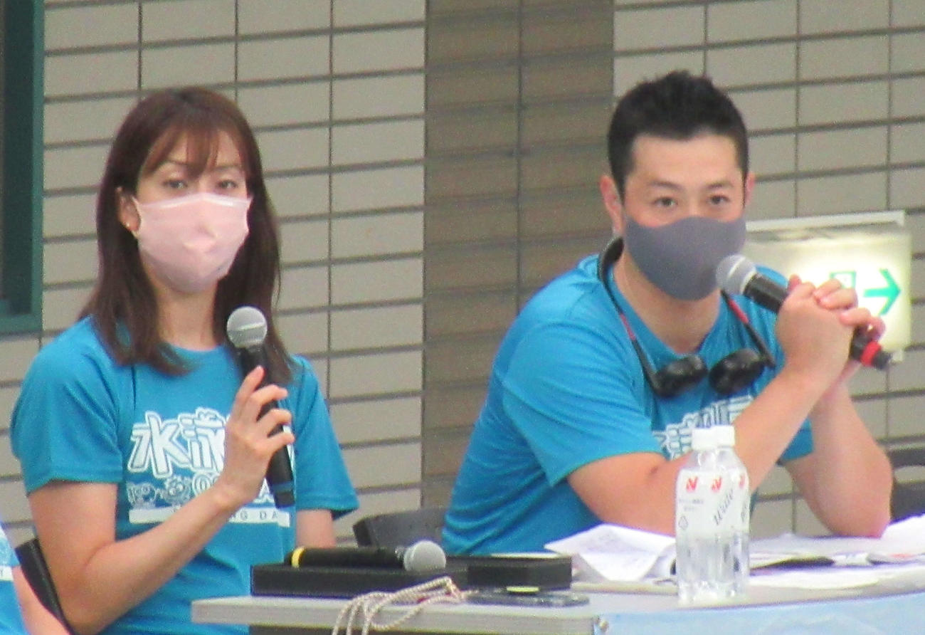 大阪プールの天井に関するエピソードも披露した寺川綾（左）と宮下純一