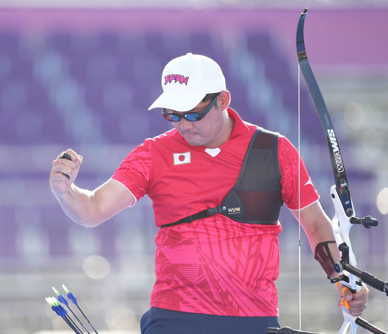 アーチェリー男子個人3位決定戦　銅メダルを獲得し、ガッツポーズする古川＝2021年7月31日
