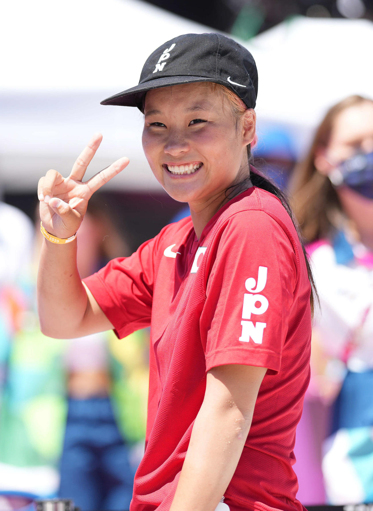 スケートボード女子パーク決勝　金メダルの四十住は笑顔でピース＝2021年8月4日