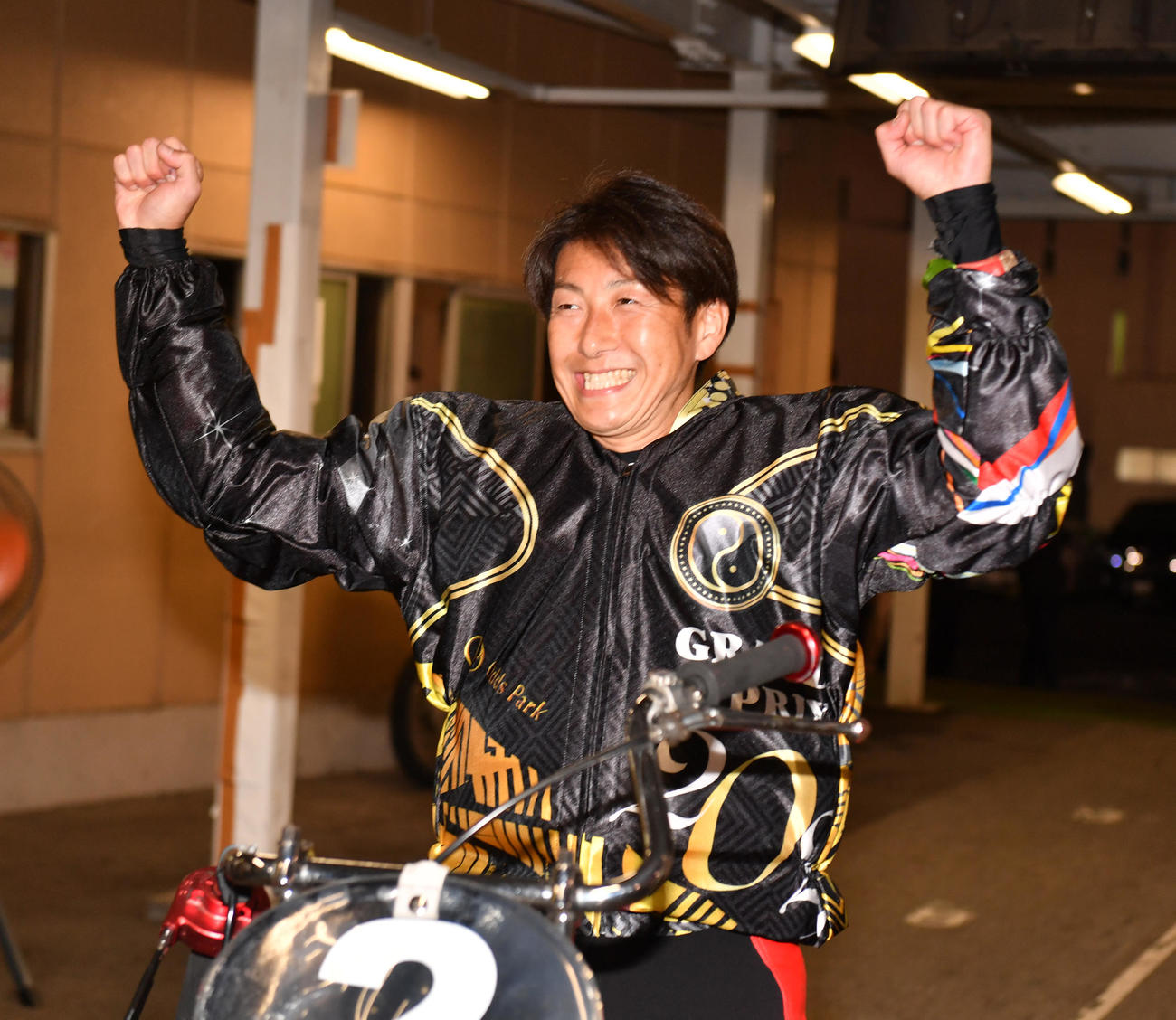 優勝した篠原睦はガッツポーズする（撮影・柴田隆二）
