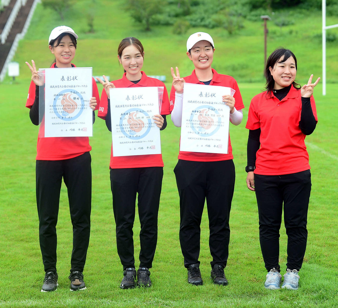 本大会切符獲得に笑顔の静岡成年女子チーム。左から加藤、山内、杉本、樋口監督