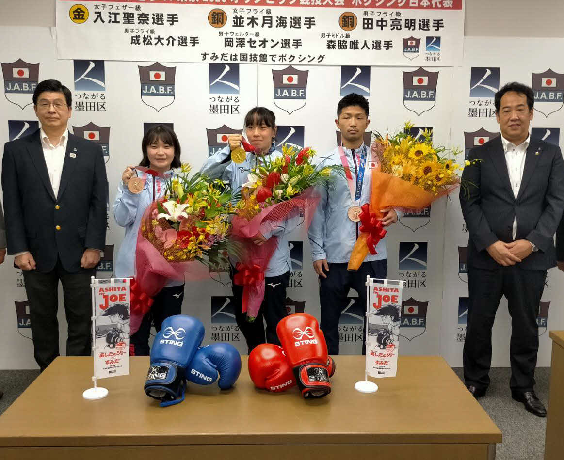 墨田区役所を訪問したボクシング東京五輪メダリストの、左2人目から並木、入江、田中。左端は山田・墨田区長、右端がボクシング連盟の内田会長