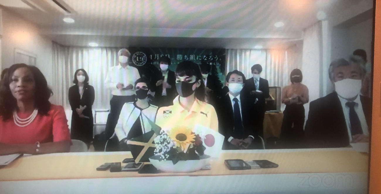 在京ジャマイカ大使館で行われた感謝の会に出席するティヤナさん（中央）