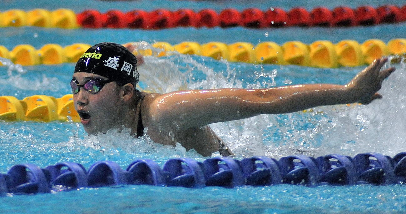 女子100メートルバタフライ、西沢は1分ジャストの自己ベストをマークし5位入賞