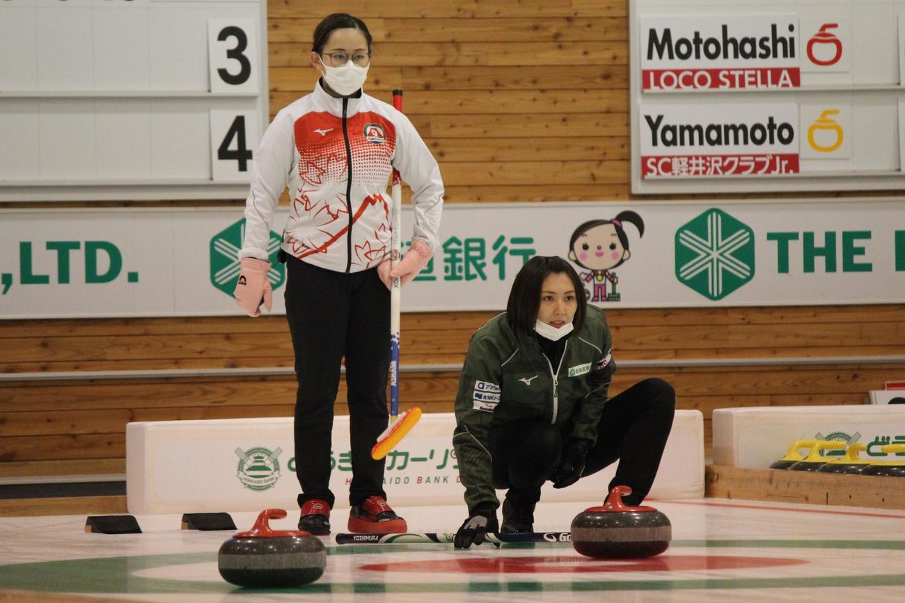 富士急対北海道銀行　指示を出す北海道銀行スキップ吉村（右）。左は富士急スキップ小穴（C）どうぎんカーリングクラシック2021