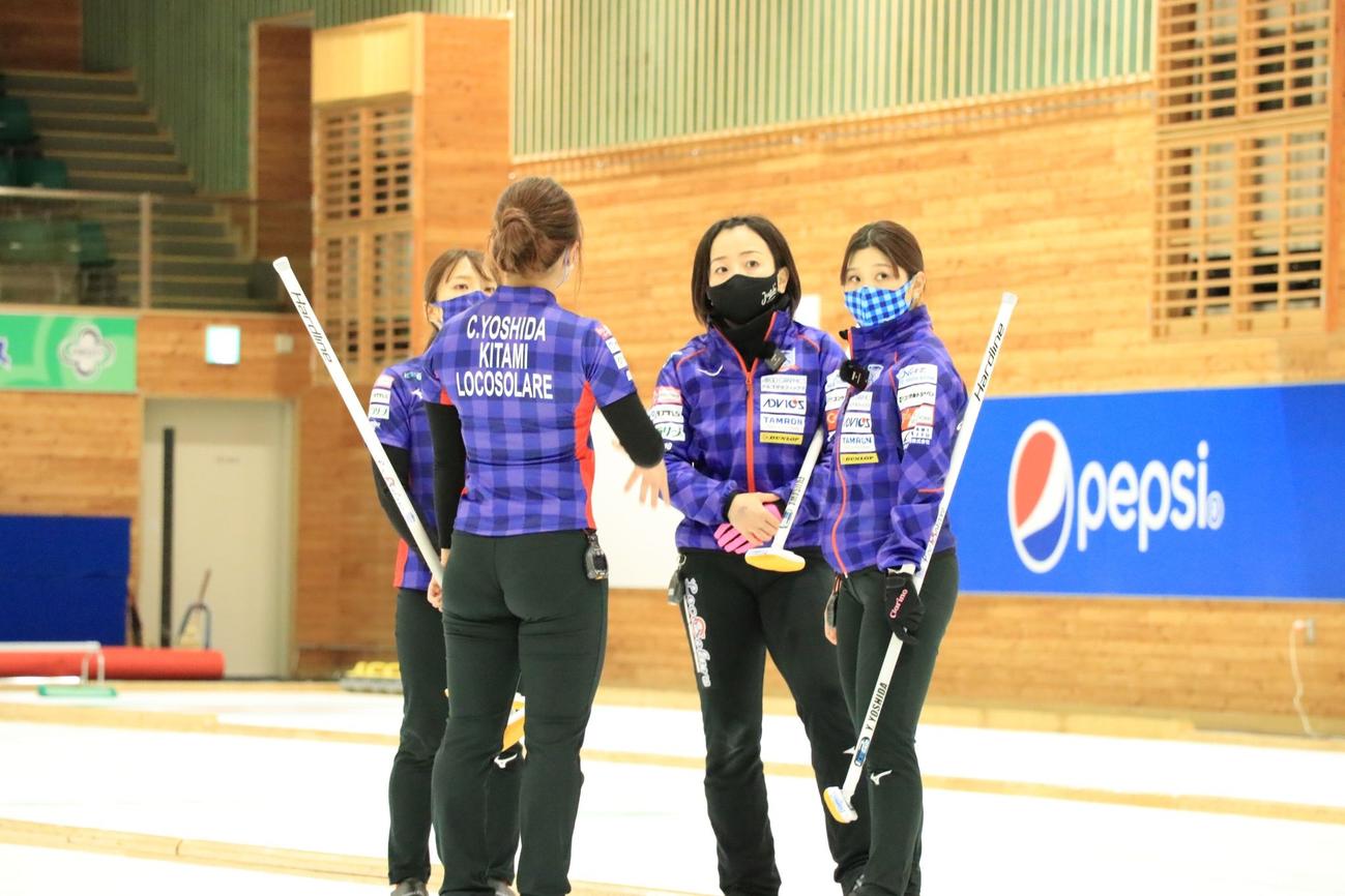 決勝で集まって作戦を立てるスキップ藤沢（左から3人目）らロコ・ソラーレの選手たち（C）どうぎんカーリングクラシック2021