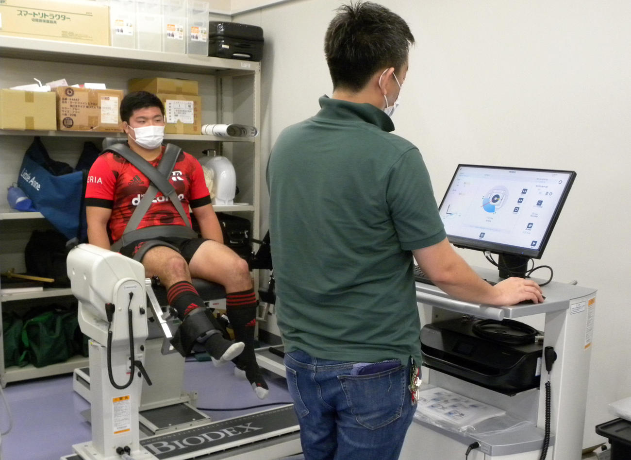 連携協定を結んだ森ノ宮医療大で「BIODEX」を活用するNTTドコモレッドハリケーンズ大阪のプロップ金廉（撮影・松本航）