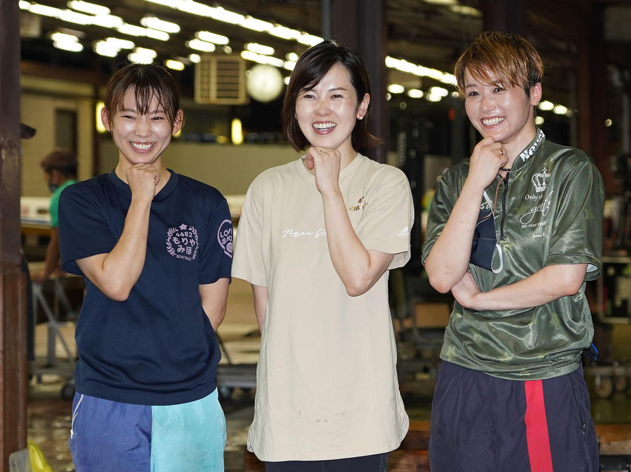 ポーズを決める、左から守屋美穂、平山智加、平高奈菜（撮影・森本幸一）