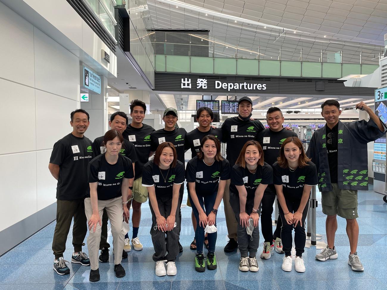 ISLに向けてイタリアに出発する「東京フロッグキングス」。後列右端は北島康介GM、前列中央が大橋悠依、後列左から4人目が瀬戸大也（提供・東京フロッグキングス）