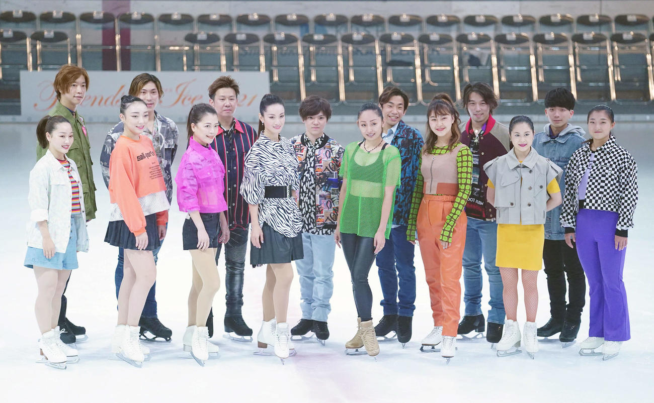 笑顔で写真に納まる、前列左から樋口、本郷、鈴木、荒川、安藤、村上、宮原、坂本。後列左から小林、田中、本田、宇野、織田、無良、中野（撮影・横山健太）