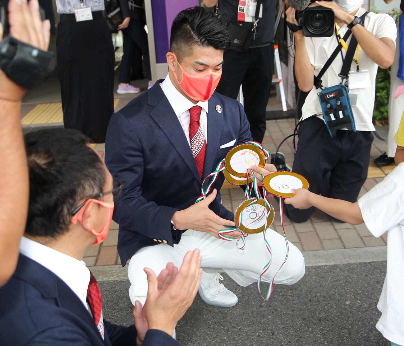 幼稚園児から手製の金メダルをもらう東京五輪100メートルバタフライ代表の水沼