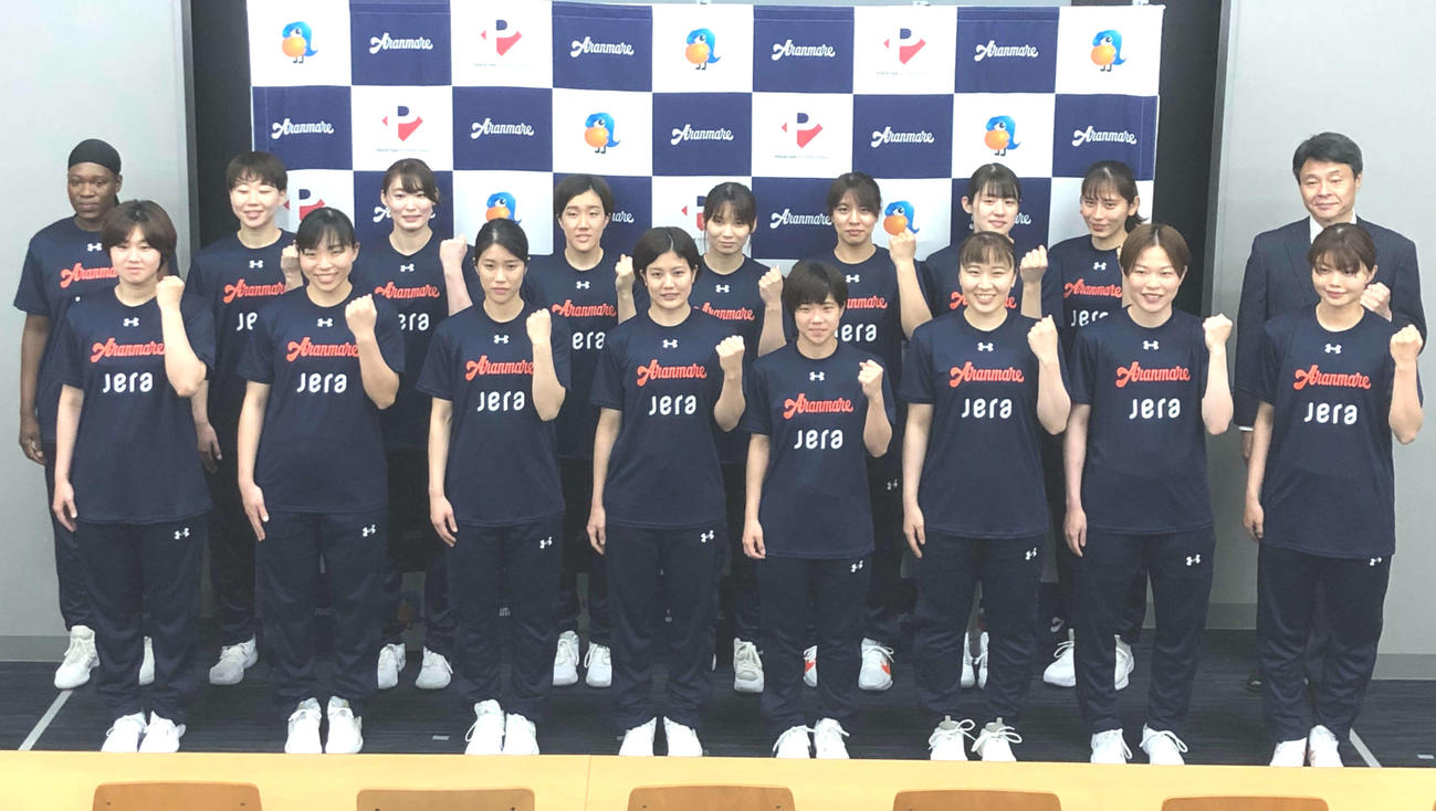 6月の壮行会で決意を新たにガッツポーズするアランマーレ秋田の選手ら