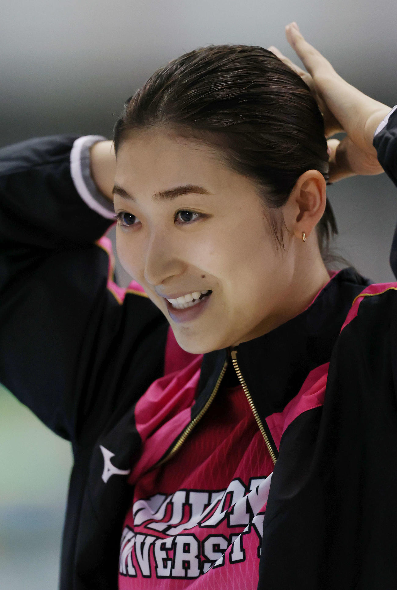 レース後の取材を前に笑顔で髪を束ねる池江（撮影・河野匠）