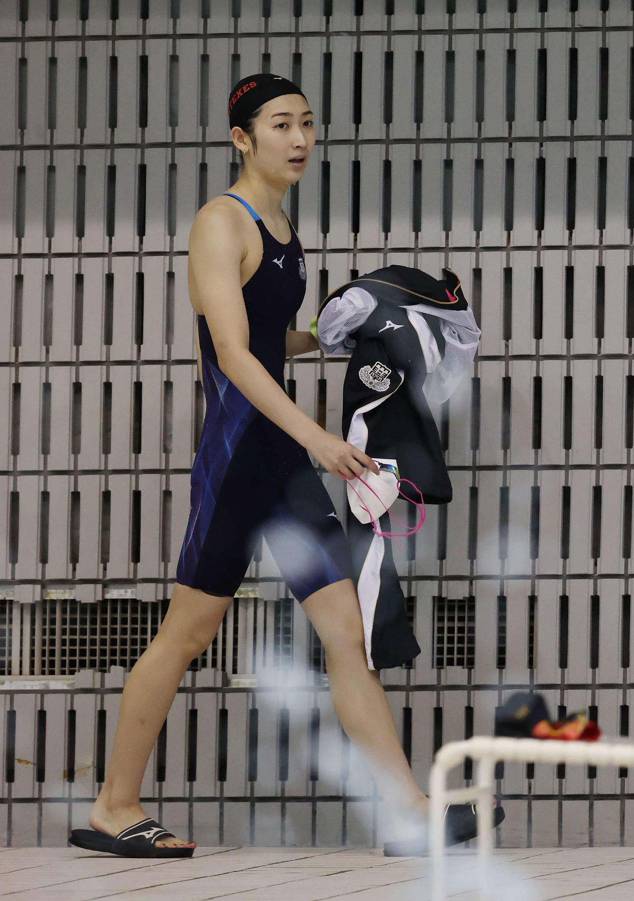 200メートル自由形のレースを終え引き揚げる池江（撮影・河野匠）