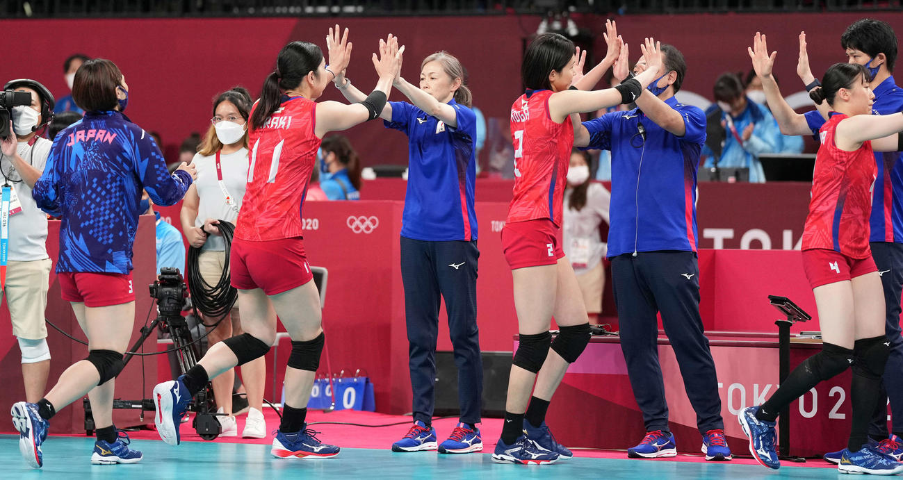 8月2日　日本対ドミニカ共和国　ドミニカ共和国に敗れ準々決勝進出を逃した後、選手を迎える中田監督（中央）（撮影・鈴木みどり）