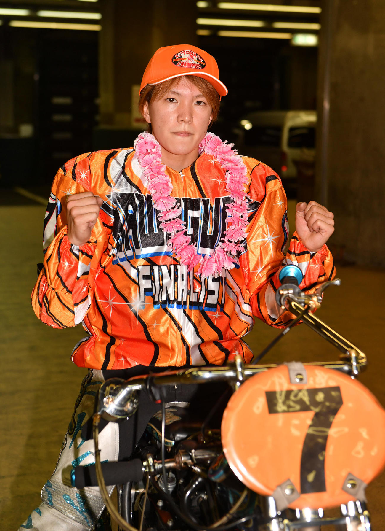 キューポラ杯を制した鈴木圭一郎はガッツポーズする（撮影・柴田隆二）