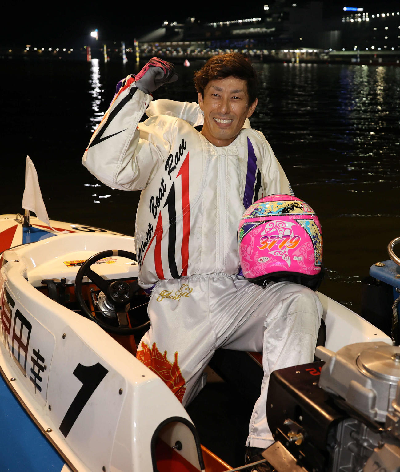1着しガッツポーズの原田幸哉（撮影・渦原淳）