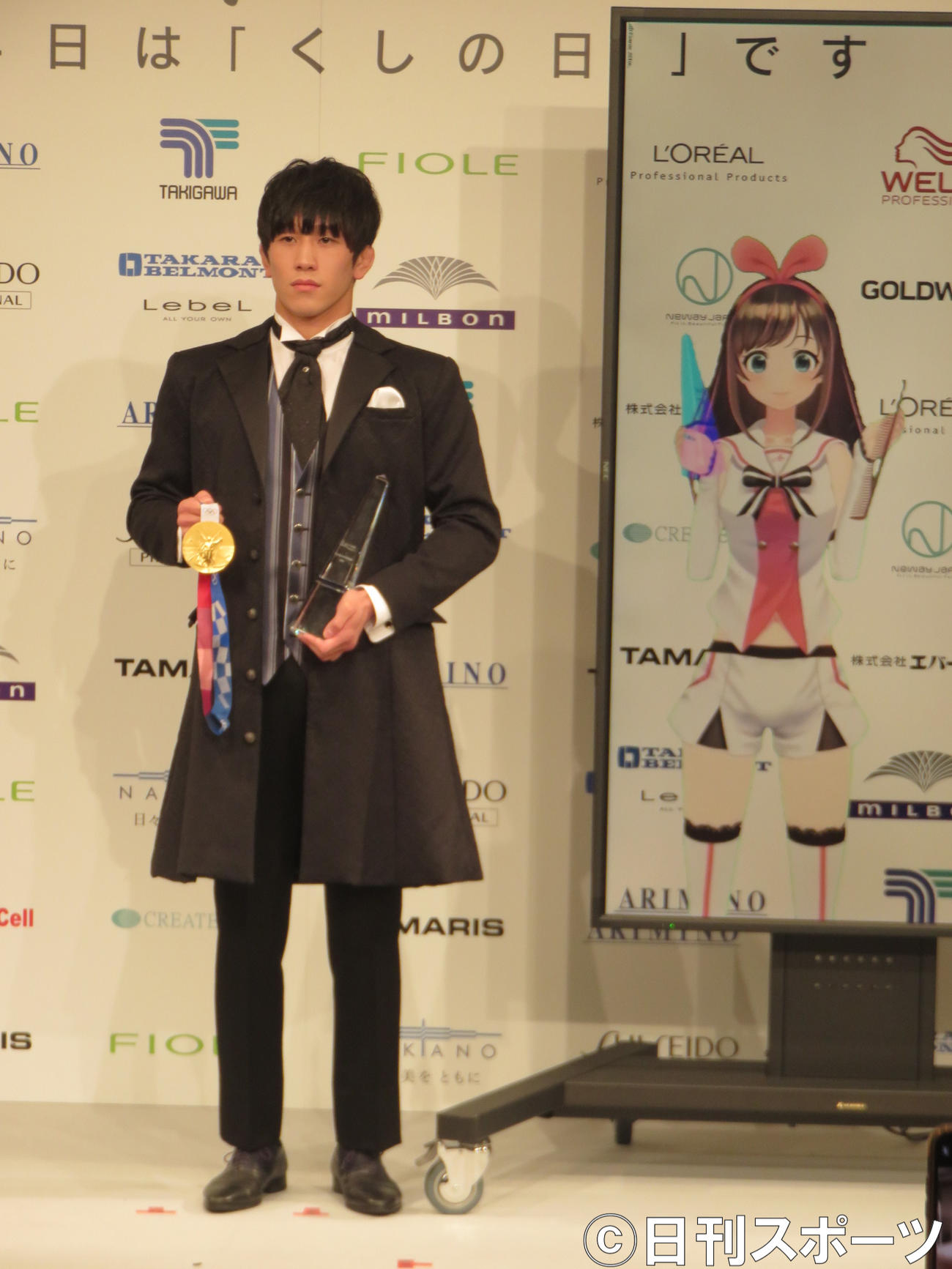 「The Beauty Week Awards 2021」を受賞した東京五輪男子レスリング金メダリスト乙黒拓斗選手（左）とバーチャルユーチューバーのキズナアイ