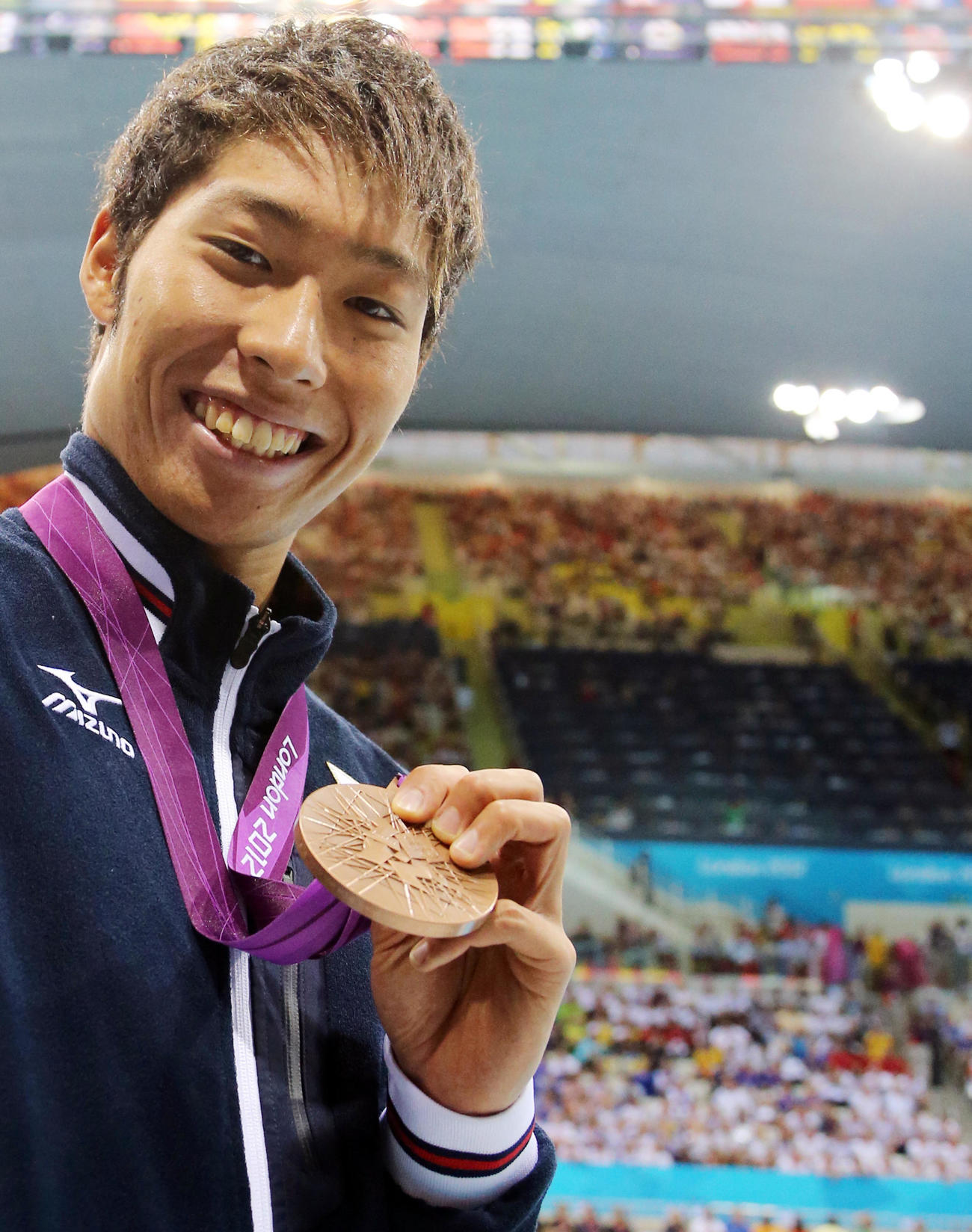 2012年ロンドン五輪男子400メートル個人メドレー決勝　4分8秒94で銅メダルを獲得した萩野は表彰式後、メダルを手に笑顔を見せる（2012年7月28日撮影）