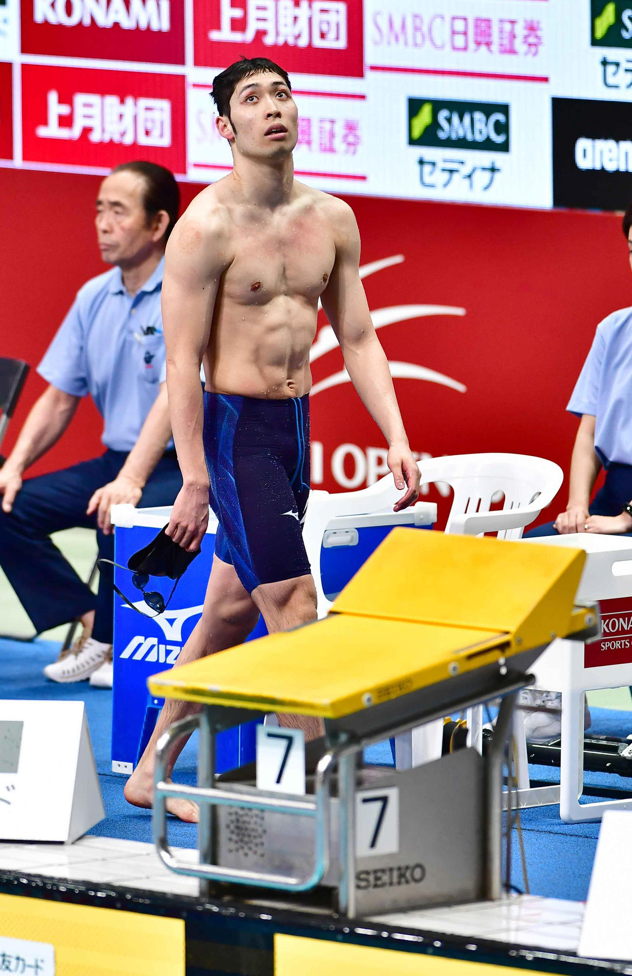 競泳コナミオープン男子400メートル個人メドレー決勝　4位に終わった萩野はぼうぜんと天を仰ぐように引き揚げる（2020年2月15日撮影）