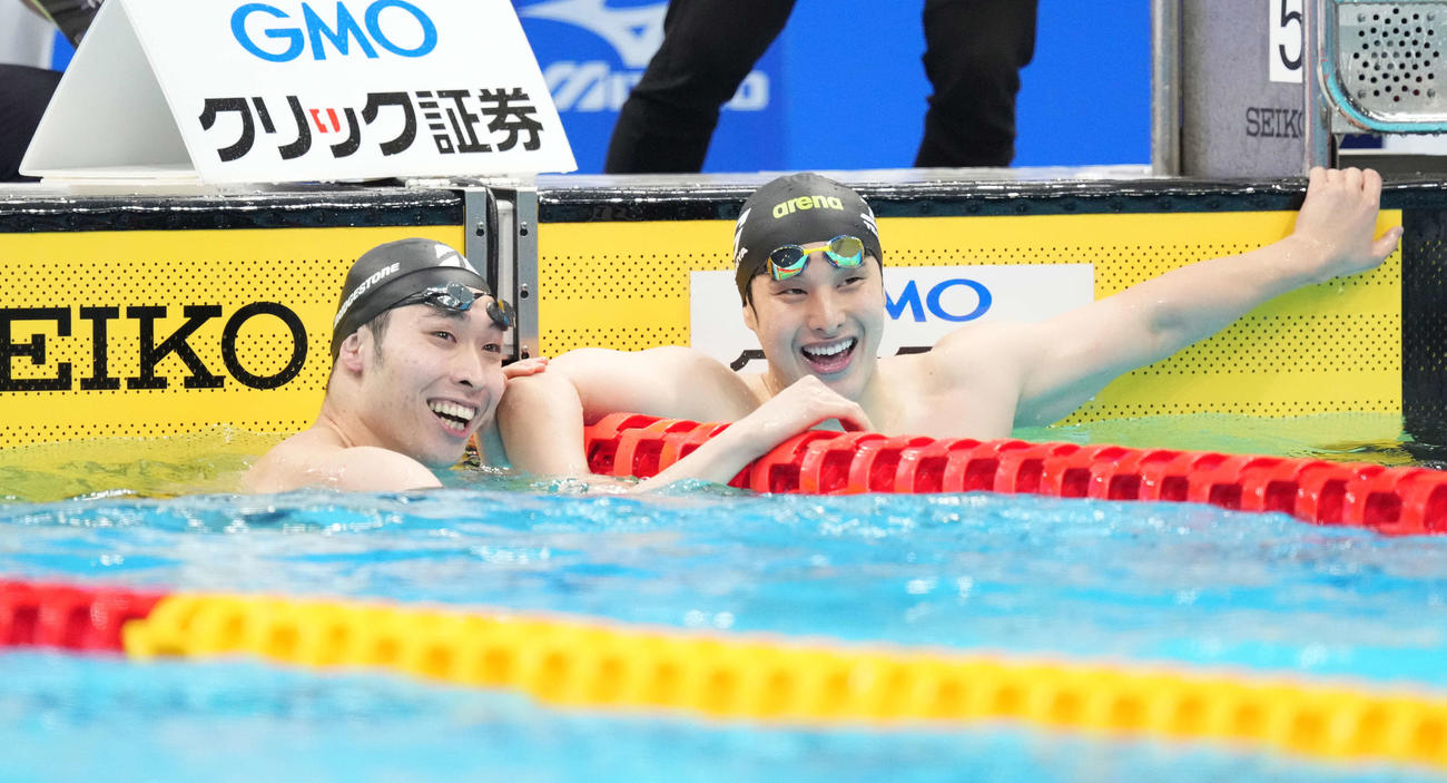 競泳日本選手権男子200メートル個人メドレー　東京五輪代表内定を決めた2位萩野（左）は優勝の瀬戸と喜び合う（2021年4月8日撮影）