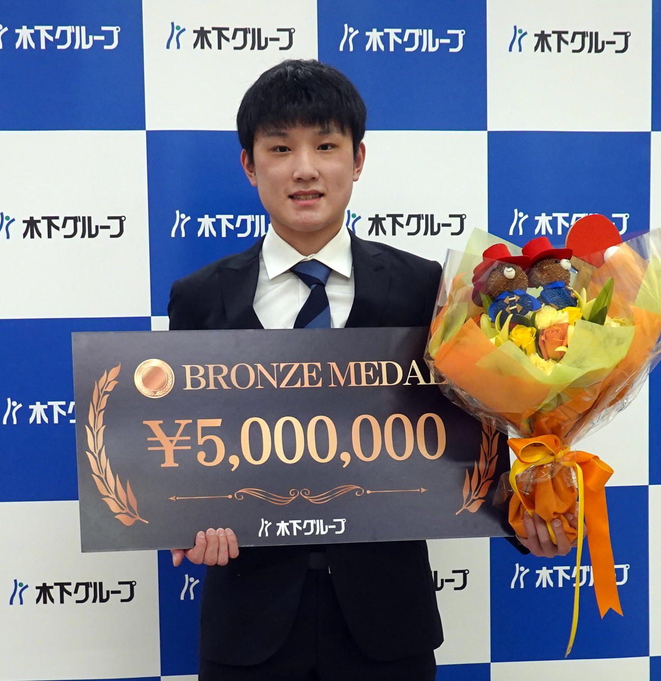 五輪卓球男子団体で銅メダルを獲得した賞金として木下グループから500万円の目録を受け取る張本