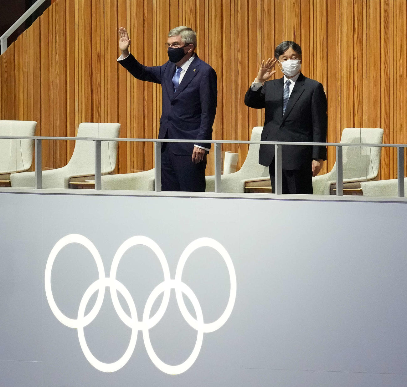 開会式で手を振る天皇陛下。左はIOCバッハ会長（2021年7月23日撮影）