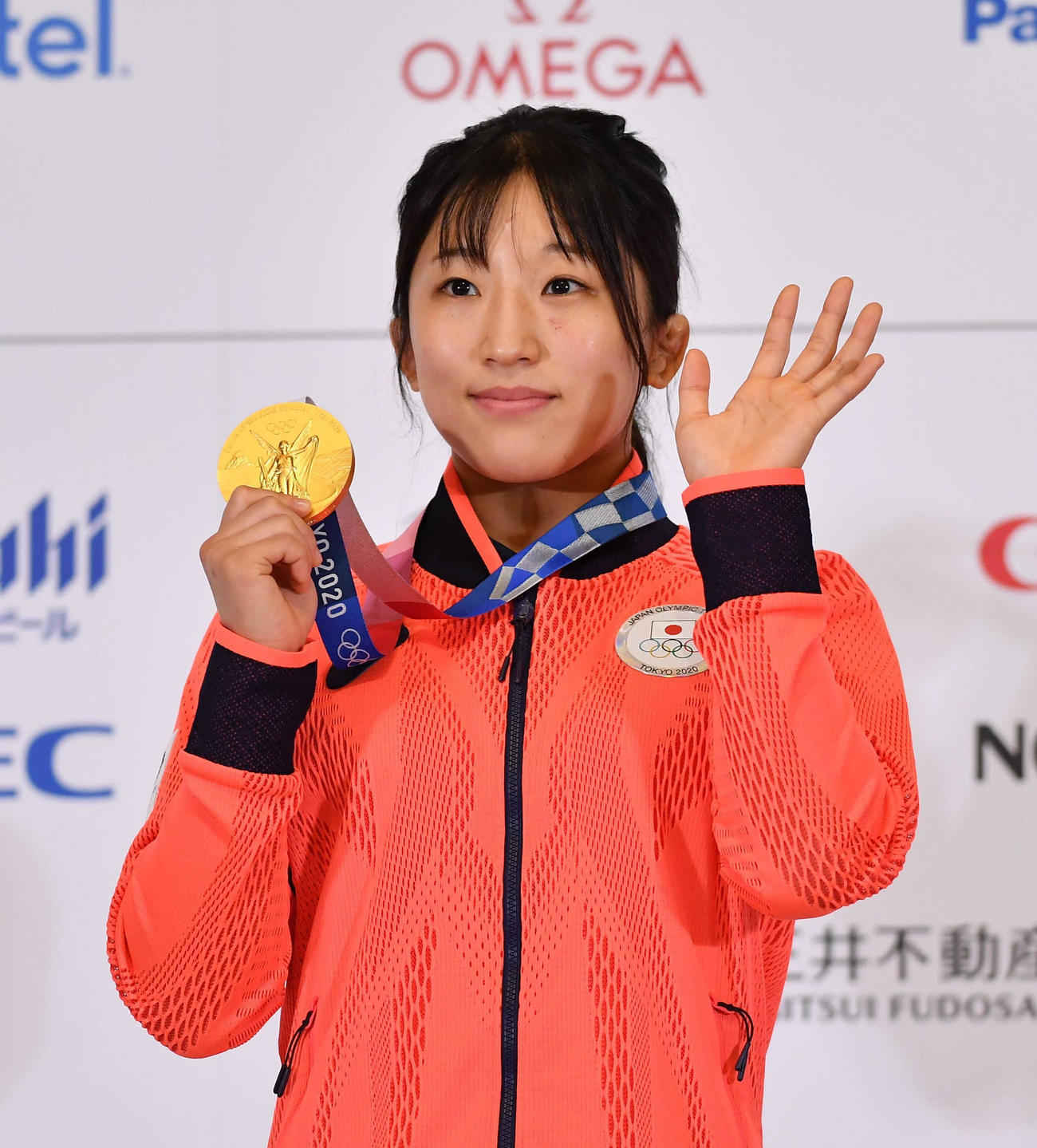金メダルを手にする須崎優衣（2021年8月8日撮影）