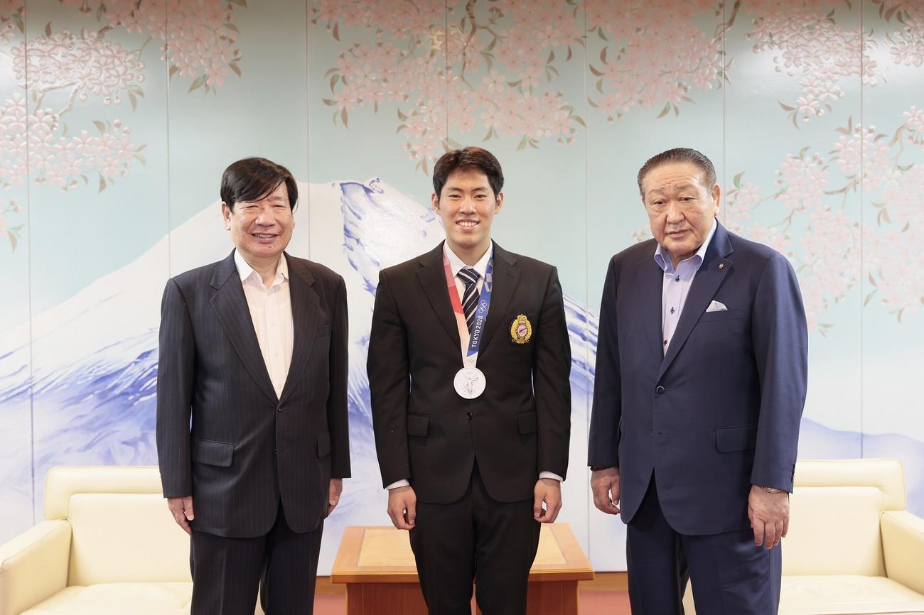競泳男子の本多灯（中）は、東京五輪銀メダルを日大の田中英壽理事長（右）と加藤直人学長（左）に報告した（日大提供）