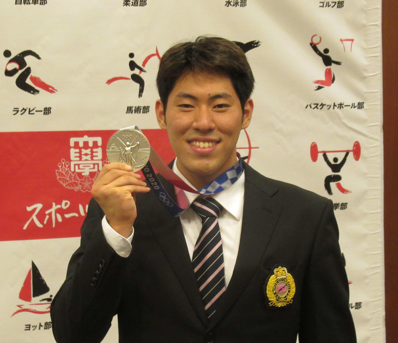 競泳男子の本多灯は、東京五輪銀メダルを日大に報告した（撮影・益田一弘）