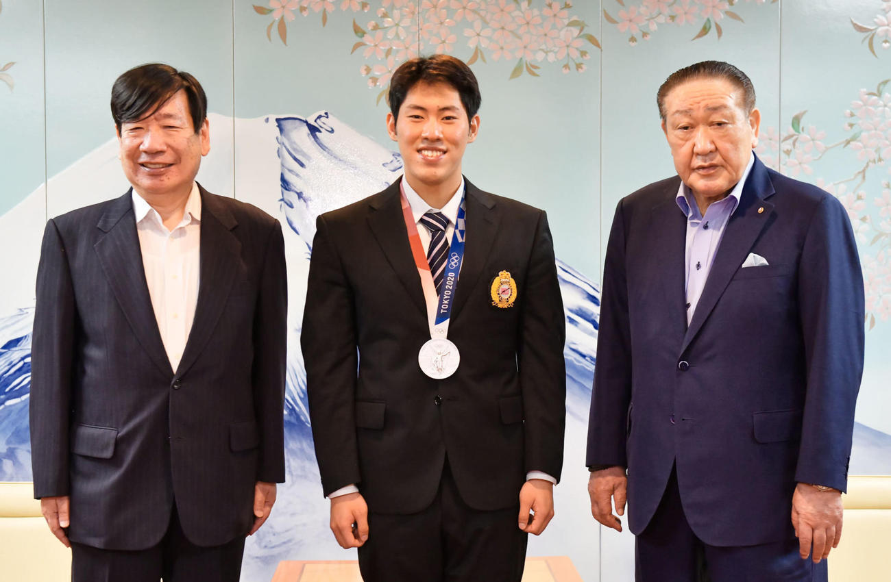競泳男子の本多灯（中央）は、東京五輪銀メダルを日大の田中英壽理事長（右）と加藤直人学長に報告した（日大提供）
