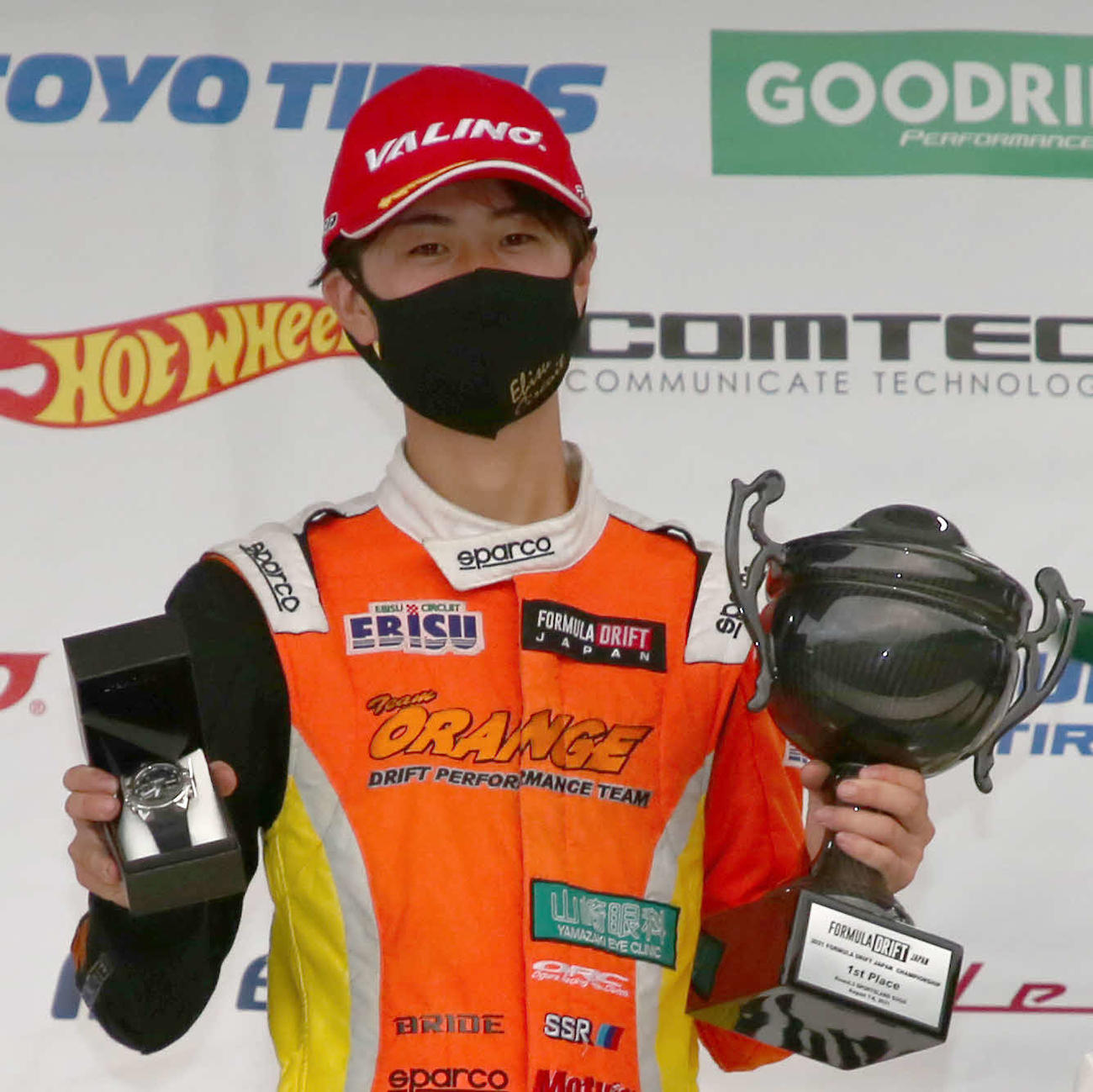 第3戦表彰式で優勝杯を掲げる柳杭田貫太