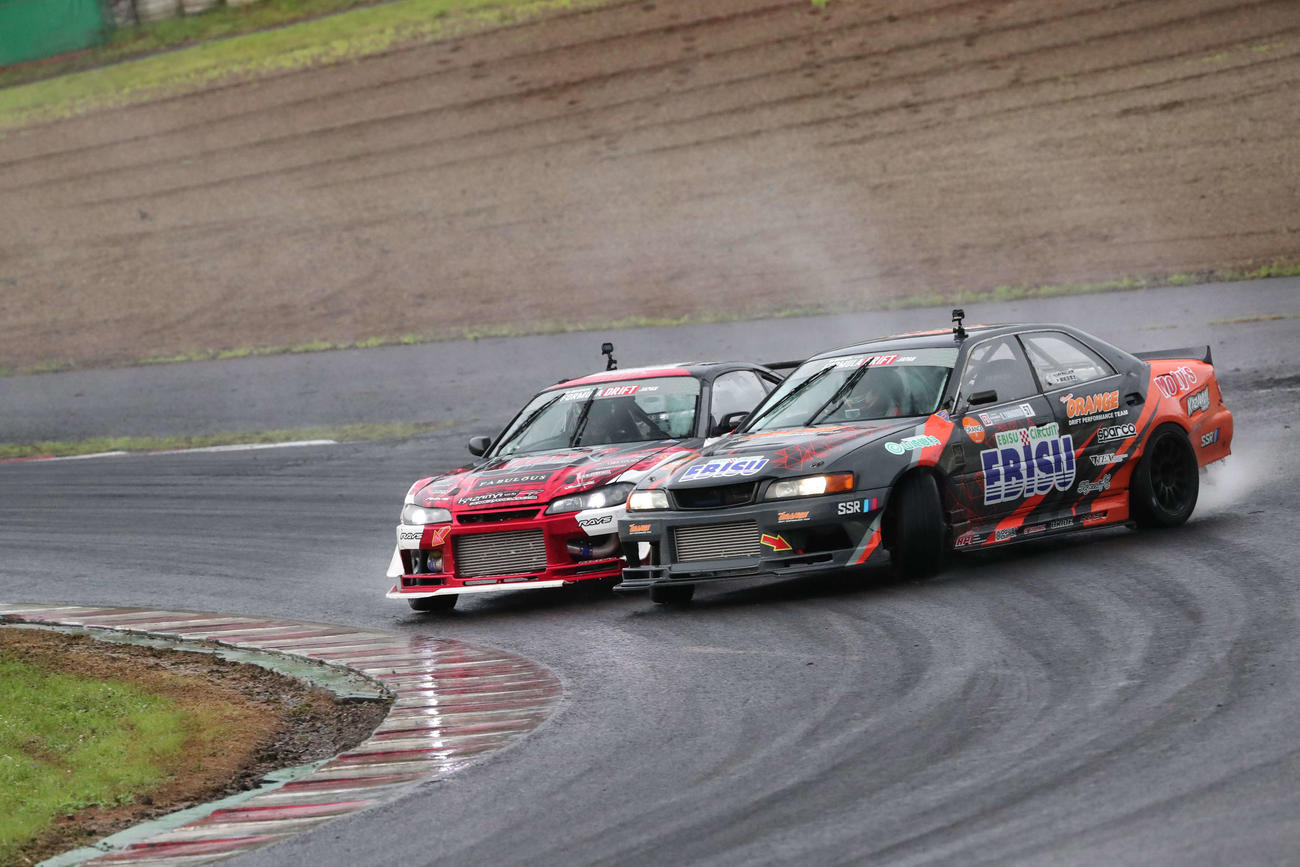 第3戦決勝で21歳とは思えぬテクニックを見せる柳杭田貫太のJZX100チェイサー（右）