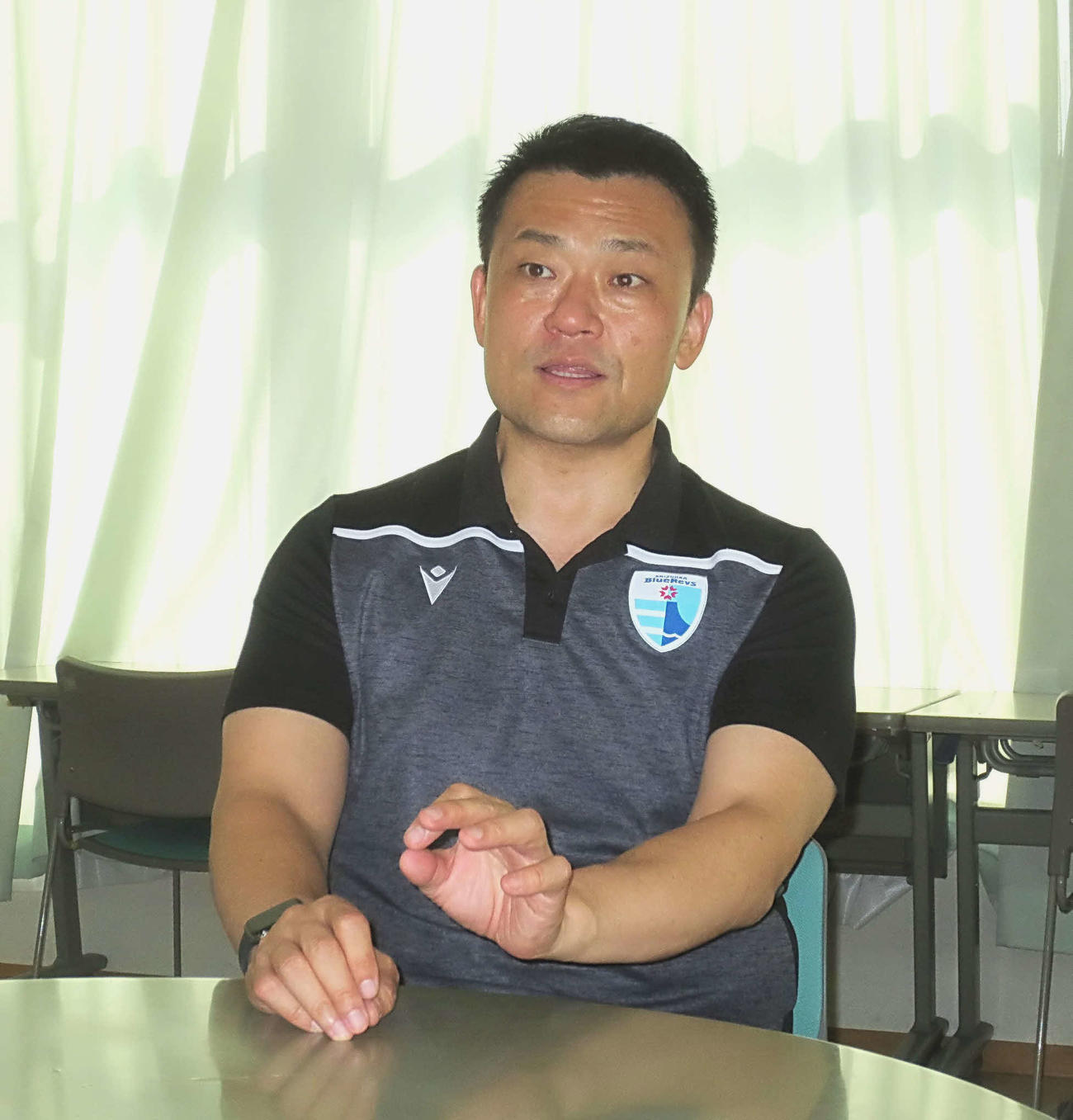 インタビューに答える静岡ブルーレヴズの山谷社長