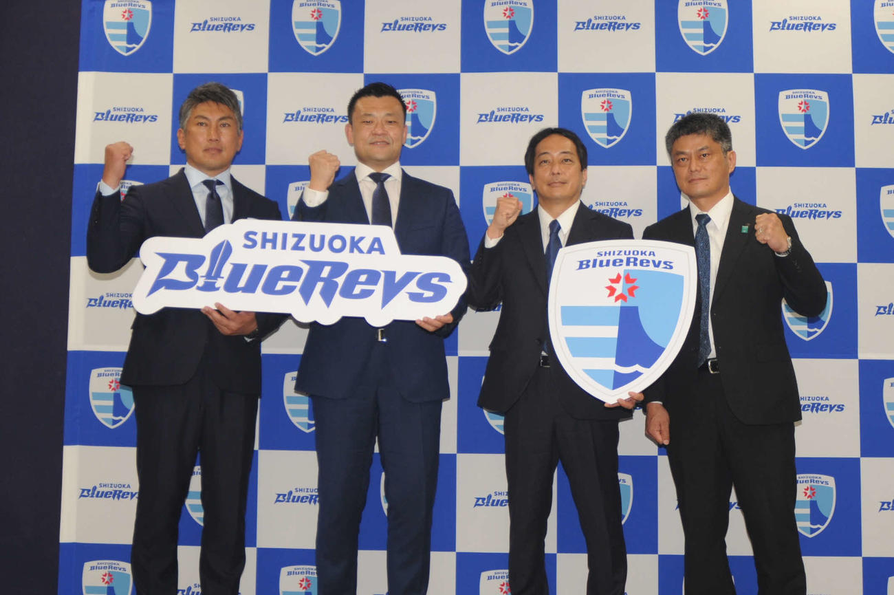 新会社設立発表会見に出席した、左から静岡ブルーレヴズの堀川監督、山谷社長、県ラグビー協会の星野代表理事、県スポーツ政策課の大石課長＝6月23日、静岡県庁