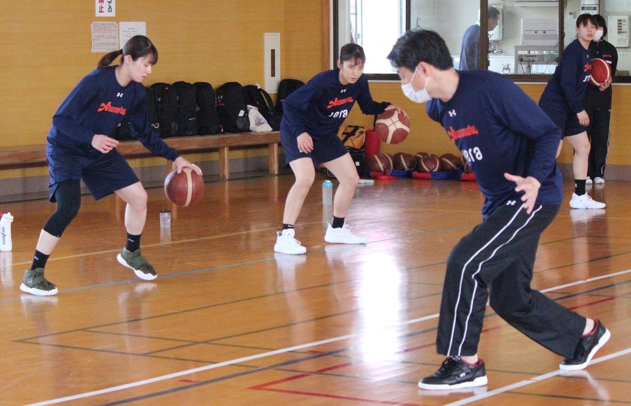 選手を熱心に指導する小嶋ヘッドコーチ