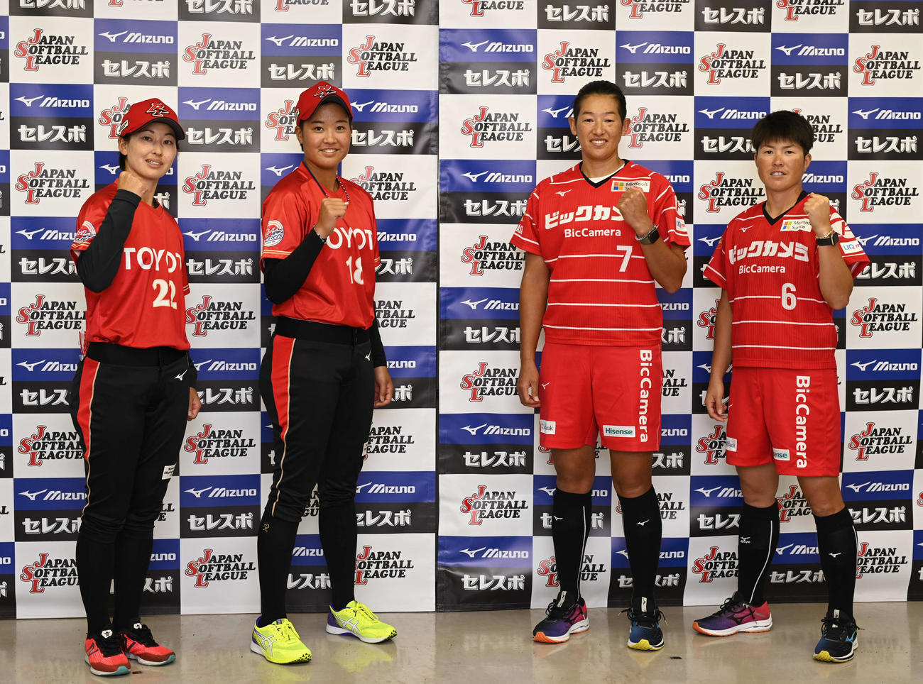 リーグ後半戦の開幕前日会見で笑顔を見せる左から渥美、後藤、上野、藤田（日本ソフトボール協会提供）