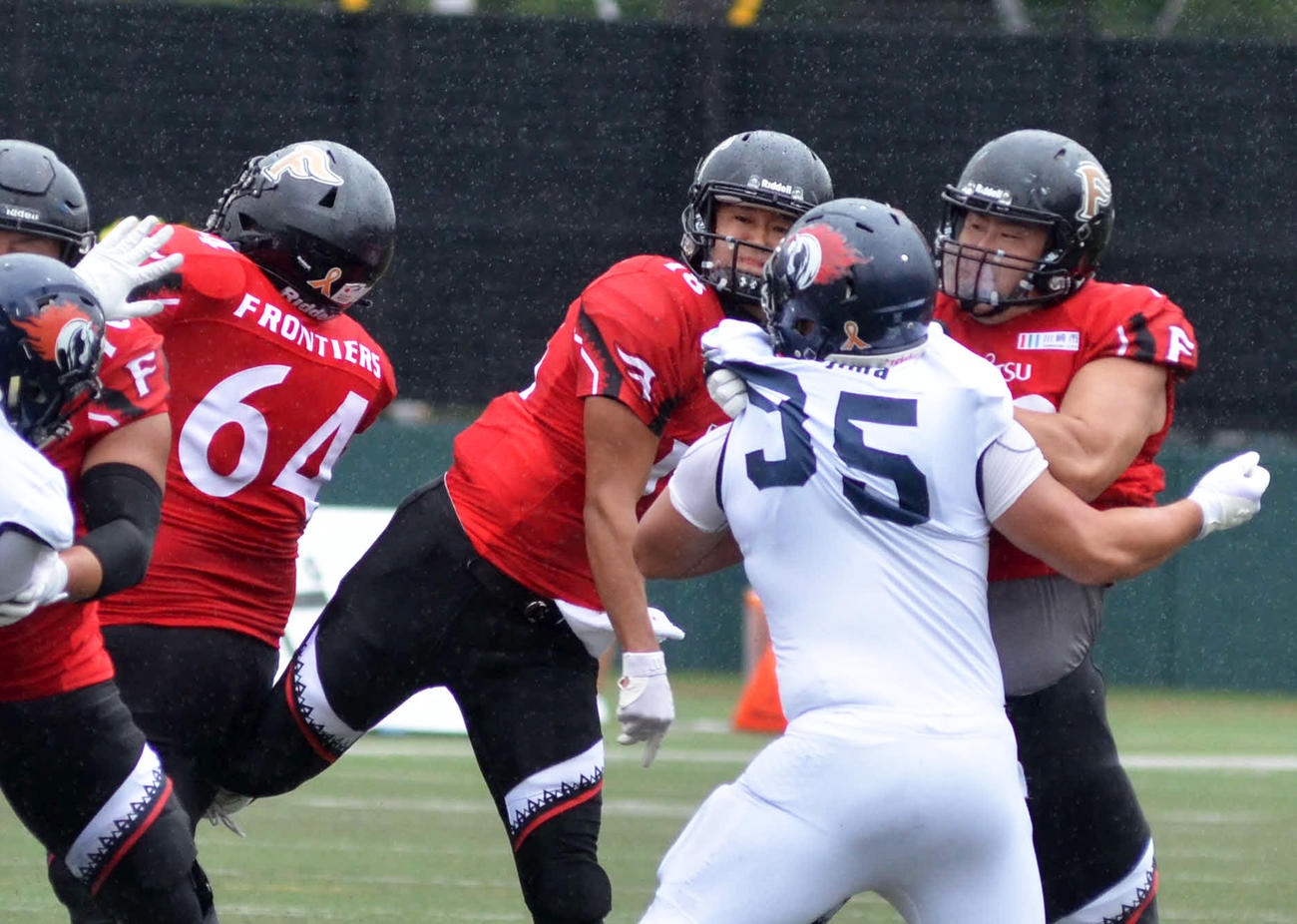 第1Q、先制のTDパスを決める富士通QB高木翼（右から3人目）（撮影・吉池彰）