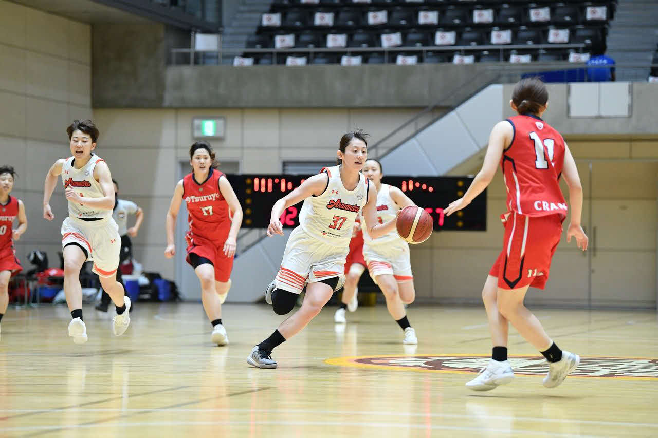 躍動感ある攻撃を展開したアランマーレ秋田の選手たち。中央は佐藤ひかる（C）Wリーグ