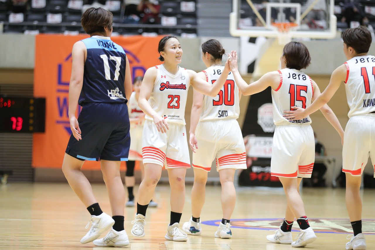 チームメートとハイタッチをかわす平松（左から2人目）（C）Wリーグ