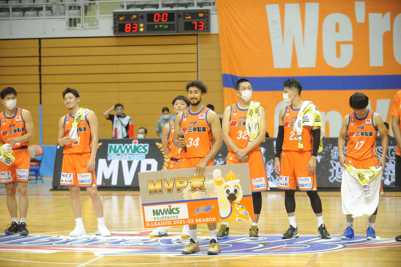 MVPに選出され、笑顔でインタビューを受ける遠藤