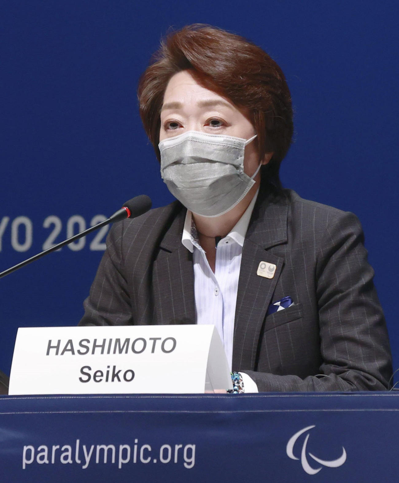 記者会見する東京五輪・パラリンピック組織委の橋本聖子会長（共同）